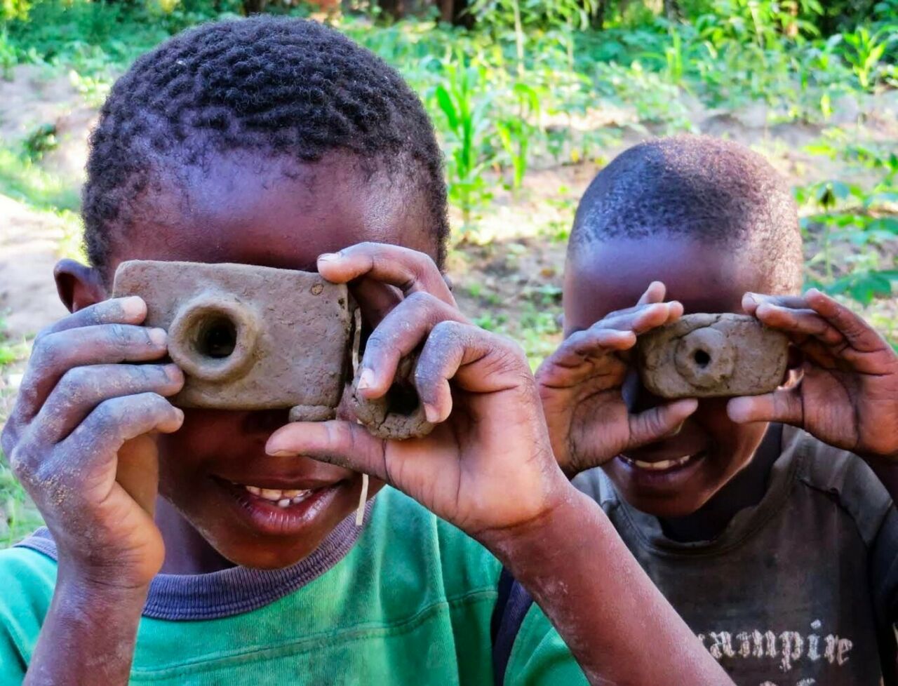 Tanzanian children with mud cameras