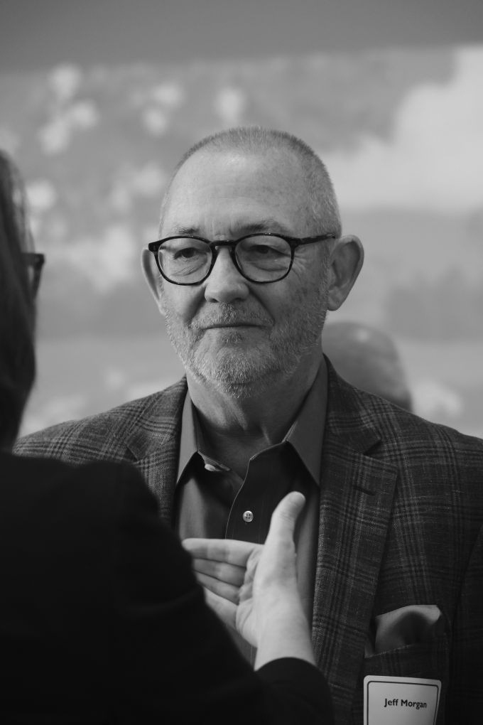 Jeff Morgan in conversation with another attendee.