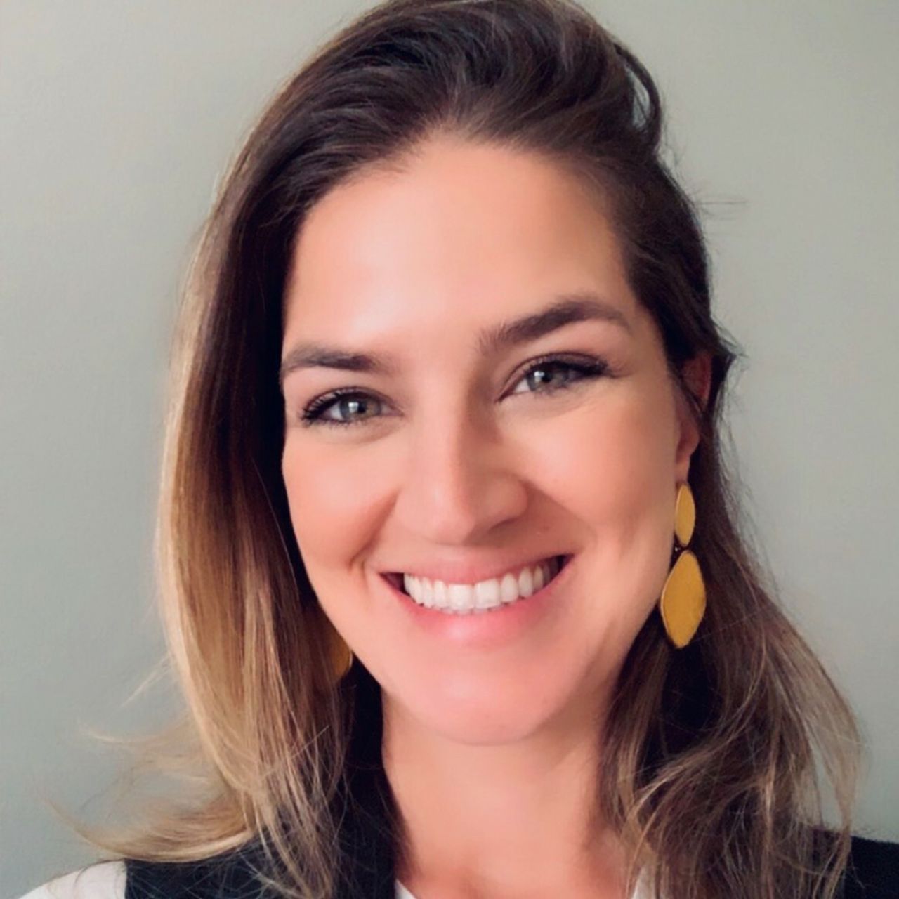 Head Shot Laura Freidas Almeida