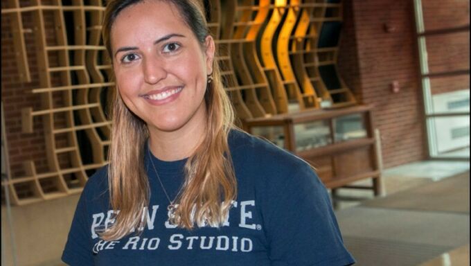 Photograph of Debora Verniz in a blue Rio Studio t-shirt