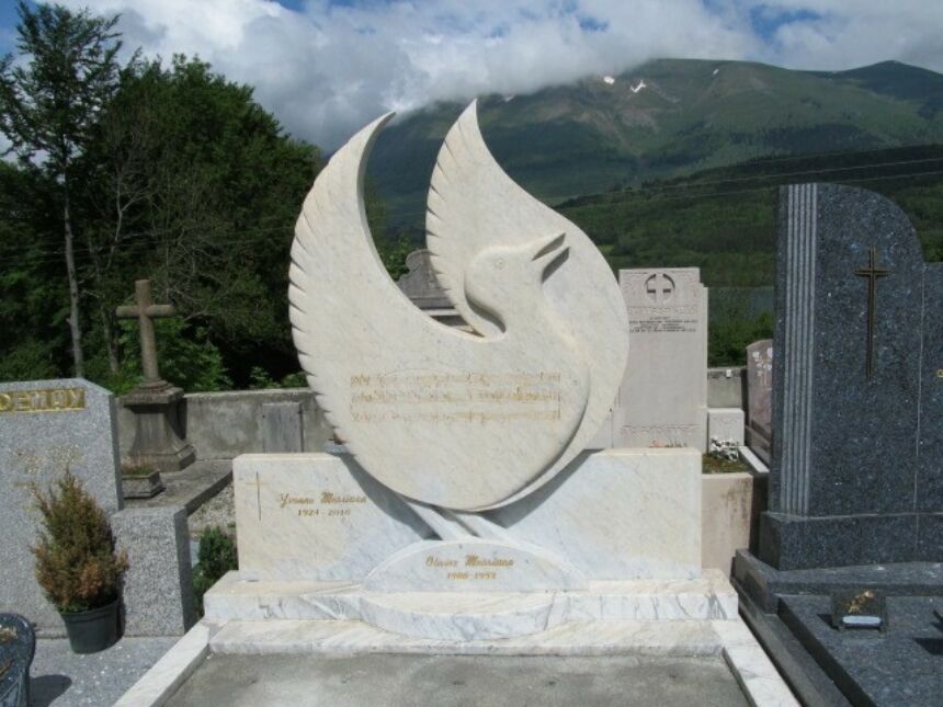 Photo of Olivier Messiaen and Yvonne Loriod-Messiaen's gravesite, its headstone carved from white Carrara marble in the shape of a dove.