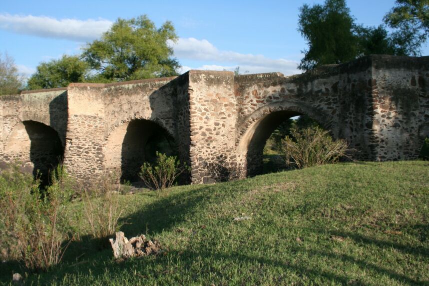 A photograph of Bridge of La Quemada, State of Quanajuato, Mexico.